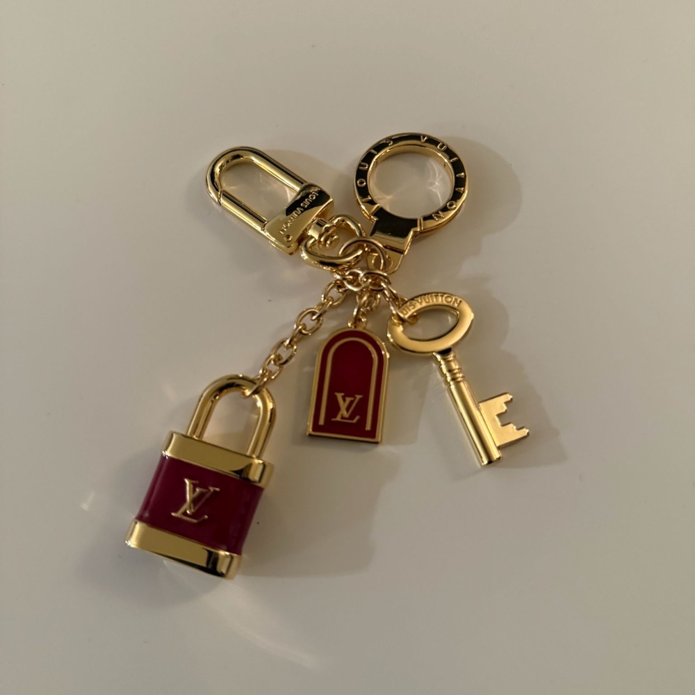 Louis Vuitton Red Enamel Padlock Keychain Bag Charm Gold Hardware Pre Owned - Picture 2 of 4